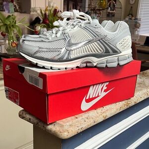 MEN'S Nike ZOOM VOMERO 5 Men's Athletic Shoes - Silver and White. NEW in box!!